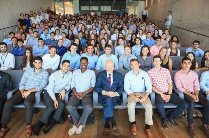 Students sitting together in lecture room with president Shimon Peres z"l